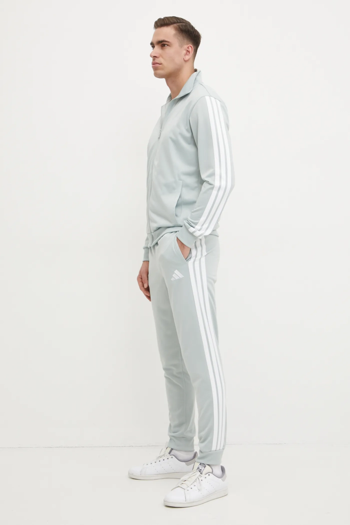 Спортивный костюм 3S TR TT TS adidas, зеленый
Спортивный костюм 3S TR TT TS adidas, зеленый