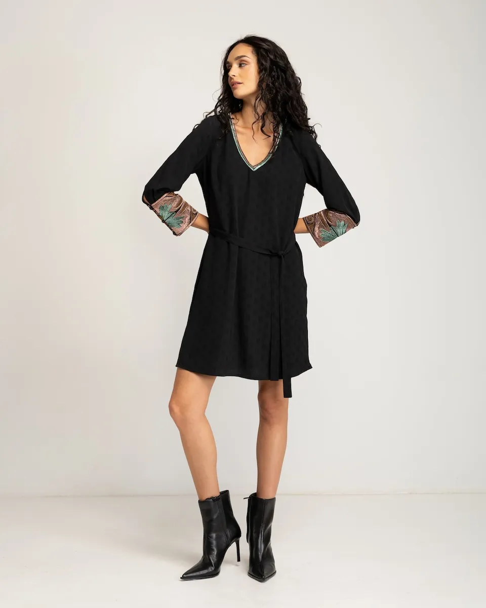 Черное короткое платье с V-образным вырезом Niza
Черное короткое платье с V-образным вырезом Niza