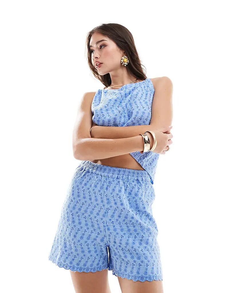 вышитый короткий костюм синего цвета
вышитый короткий костюм синего цвета