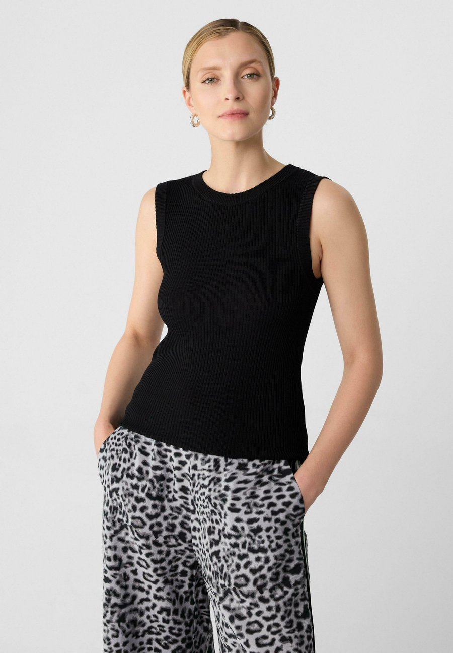 Топ comma GERIPPTES AUS IM SLIM FIT, Schwarz/Black
Топ comma GERIPPTES AUS IM SLIM FIT, Schwarz/Black