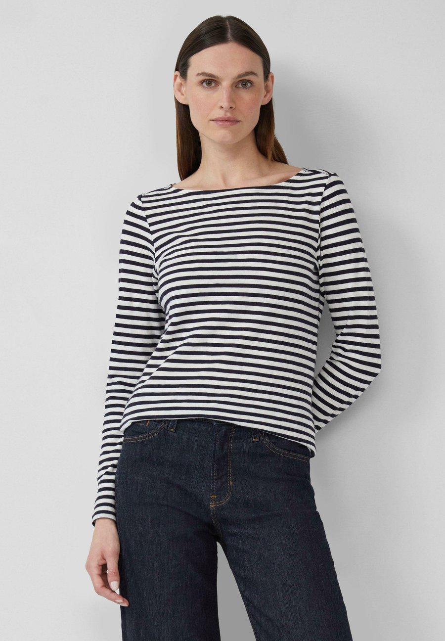 Топ s.Oliver LÄSSIGES MIT U-BOOT-AUSSCHNITT, Navy/Dark Blue
Топ s.Oliver LÄSSIGES MIT U-BOOT-AUSSCHNITT, Navy/Dark Blue