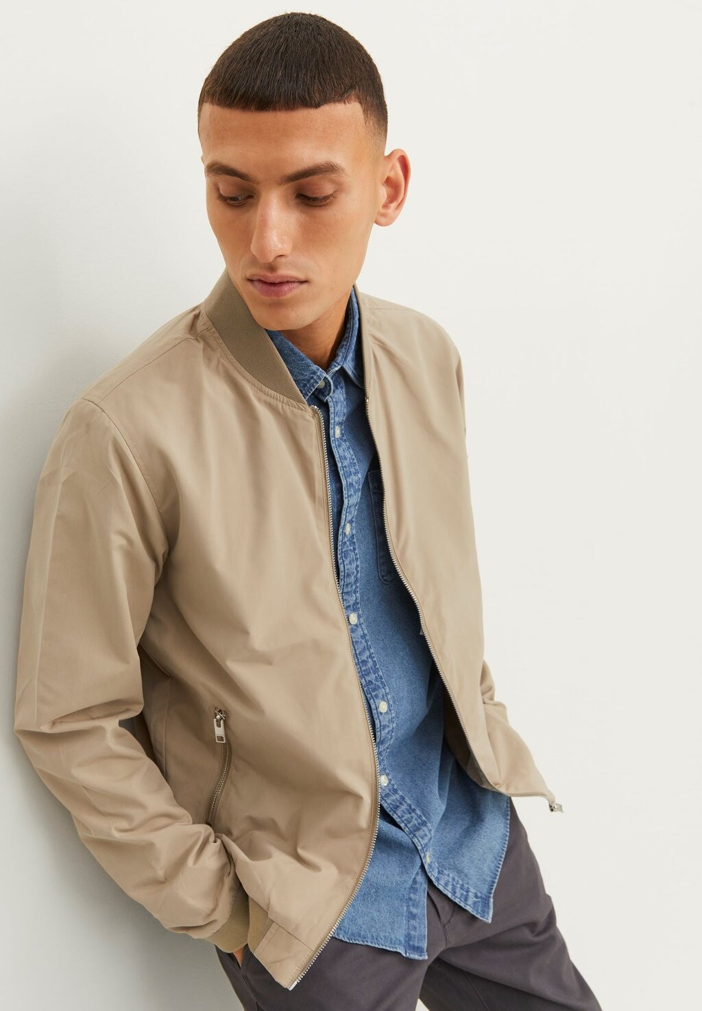 Бомбер Jjerush Jack & Jones, бежевый
Бомбер Jjerush Jack & Jones, бежевый