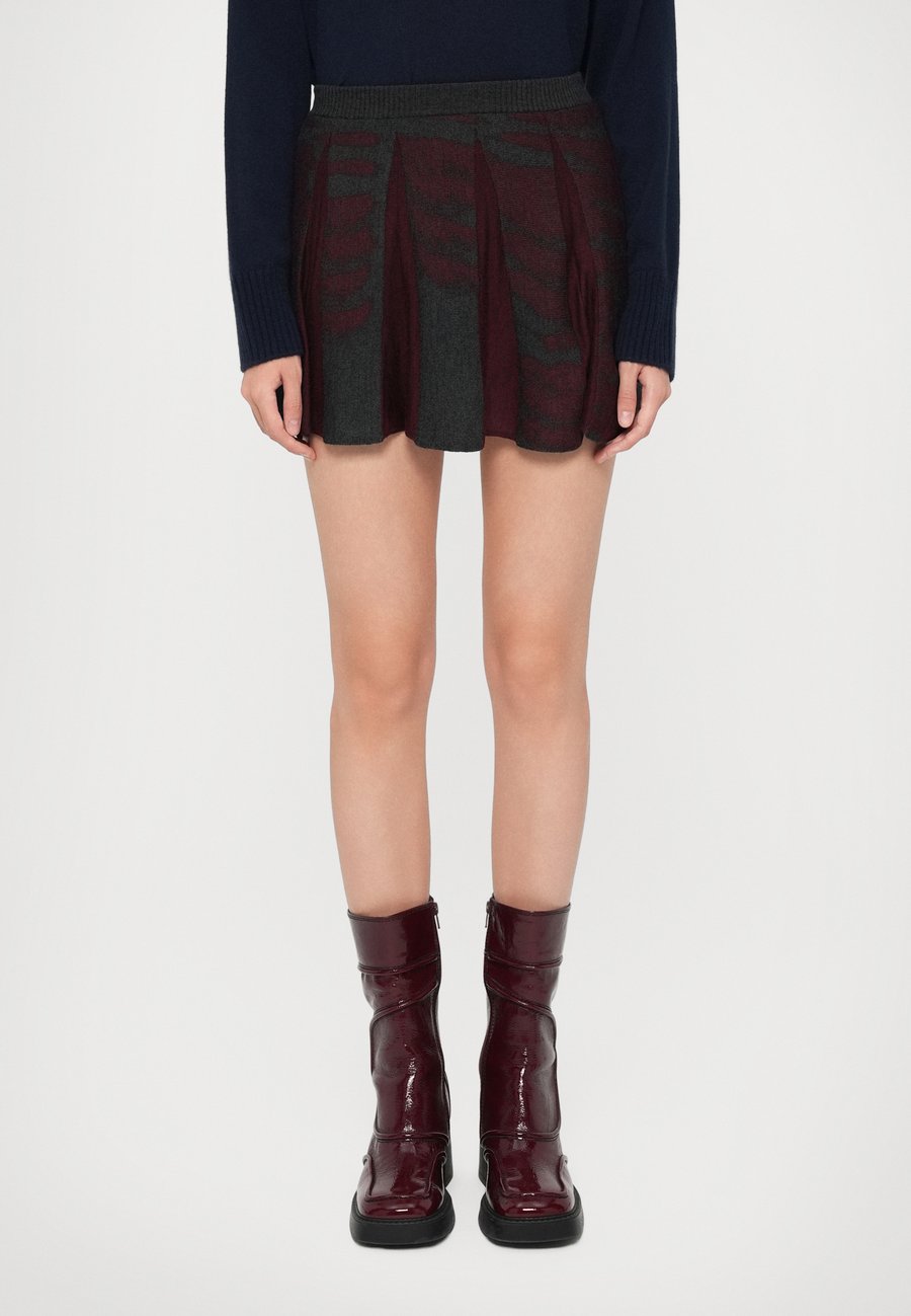 Юбка Chet Lo TIGERS EYE SLASH, Grey/Bordeaux/Dark Grey
Юбка Chet Lo TIGERS EYE SLASH, Grey/Bordeaux/Dark Grey
