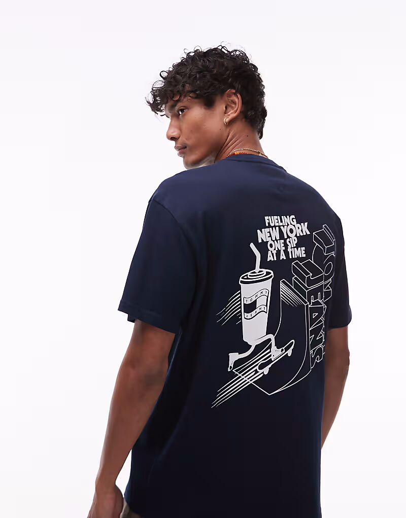 Футболка Tommy Jeans с графическим принтом скейтера темно-синего цвета
Футболка Tommy Jeans с графическим принтом скейтера темно-синего цвета