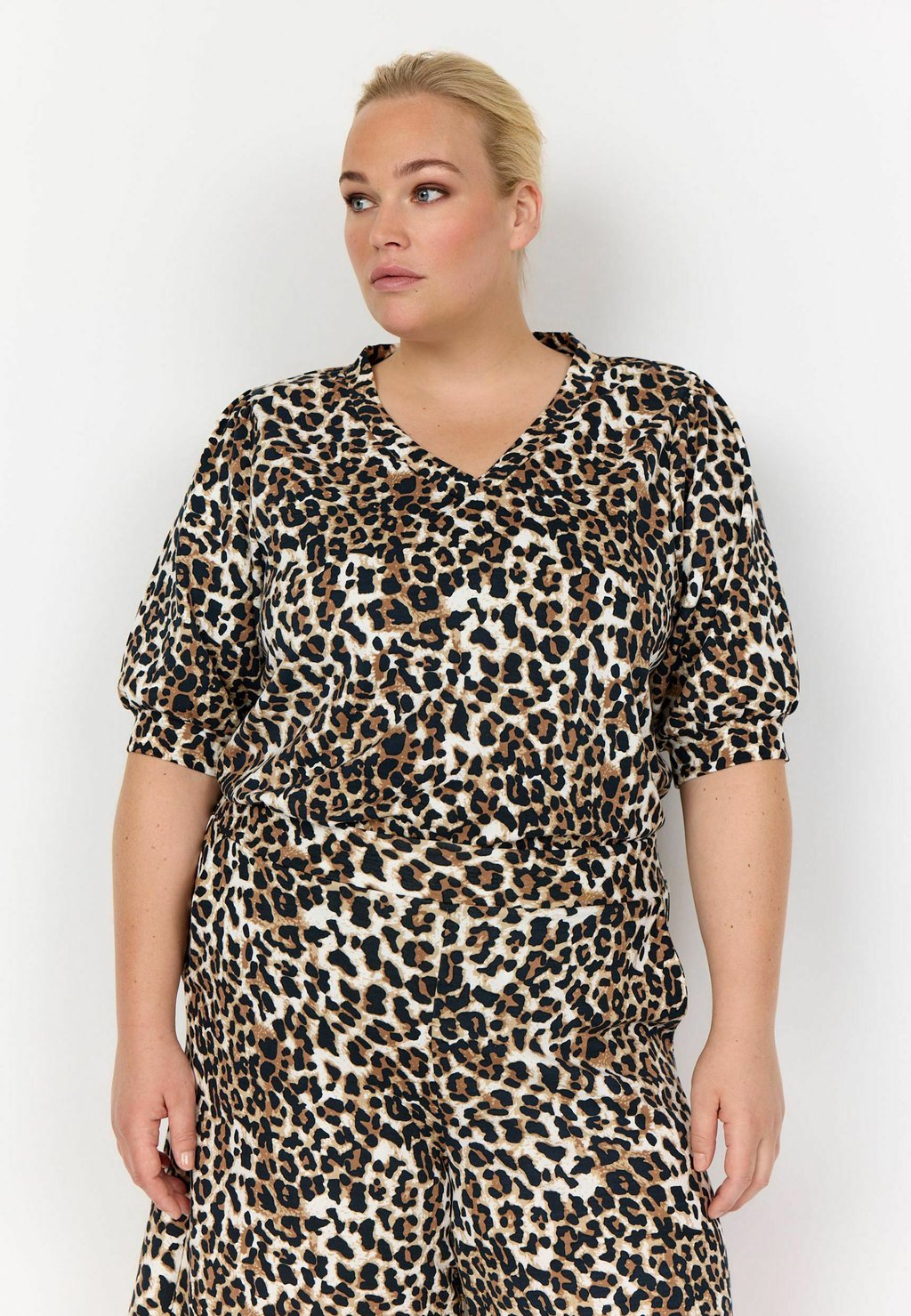 Футболка с принтом WA-MALIA 1 Wasabi Concept, бежевый
Футболка с принтом WA-MALIA 1 Wasabi Concept, бежевый