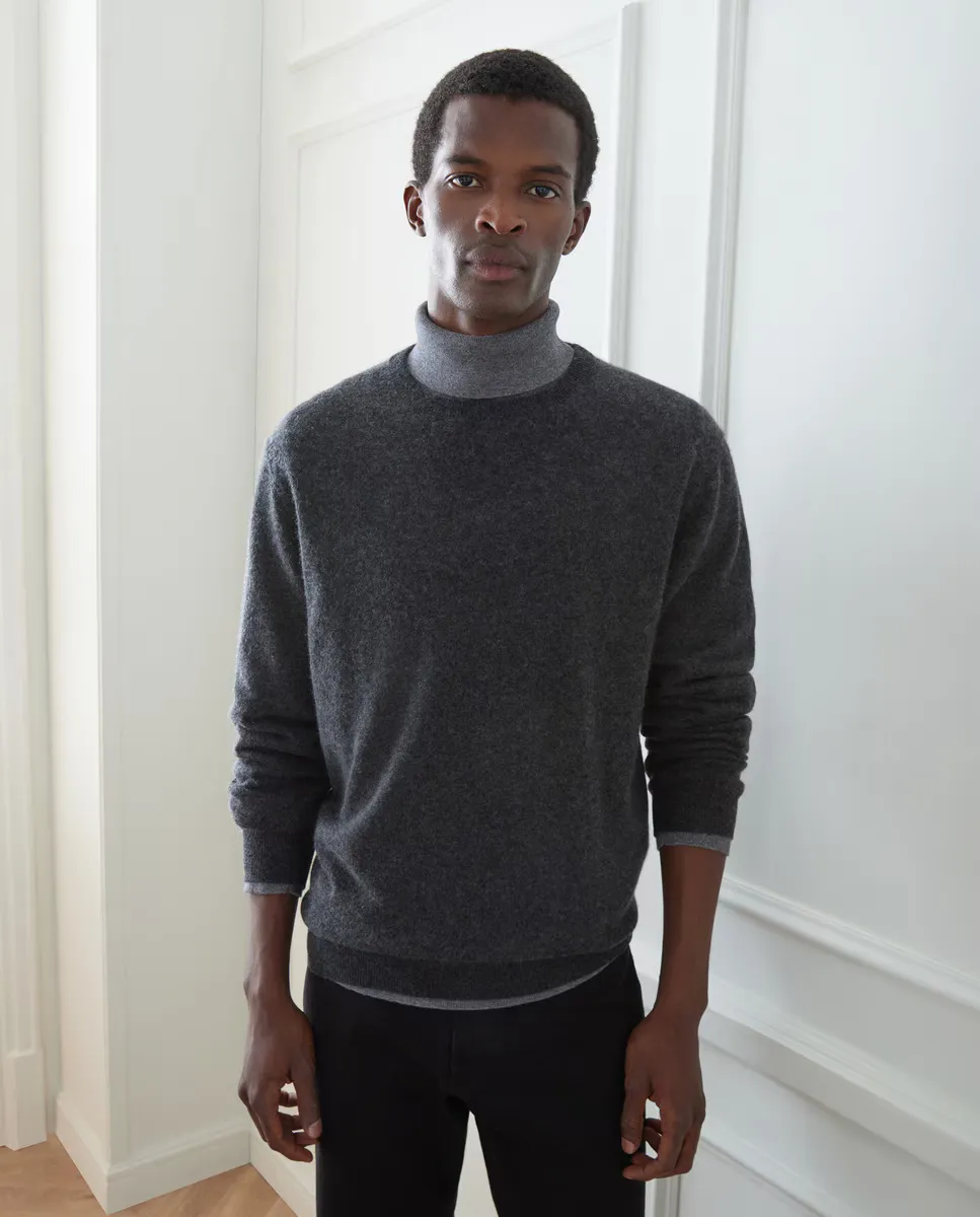 Мужской джемпер однотонный с круглым вырезом 100% кашемир Emidio Tucci, темно-серый
Мужской джемпер однотонный с круглым вырезом 100% кашемир Emidio Tucci, темно-серый