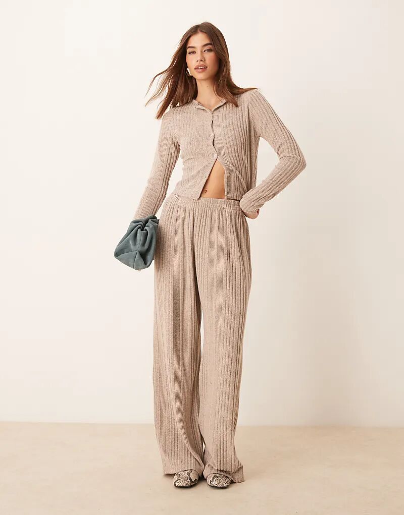 Кардиган Miss Selfridge в рубчик с начесом цвета «камень»
Кардиган Miss Selfridge в рубчик с начесом цвета «камень»