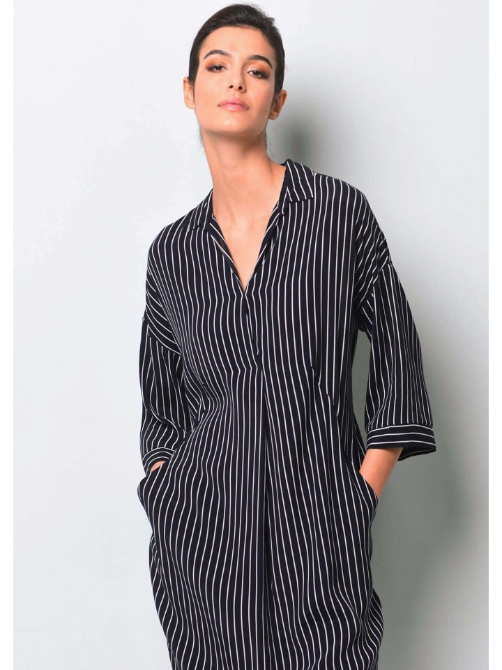 Alba Moda Темно-синее платье с V-образным вырезом
Alba Moda Темно-синее платье с V-образным вырезом