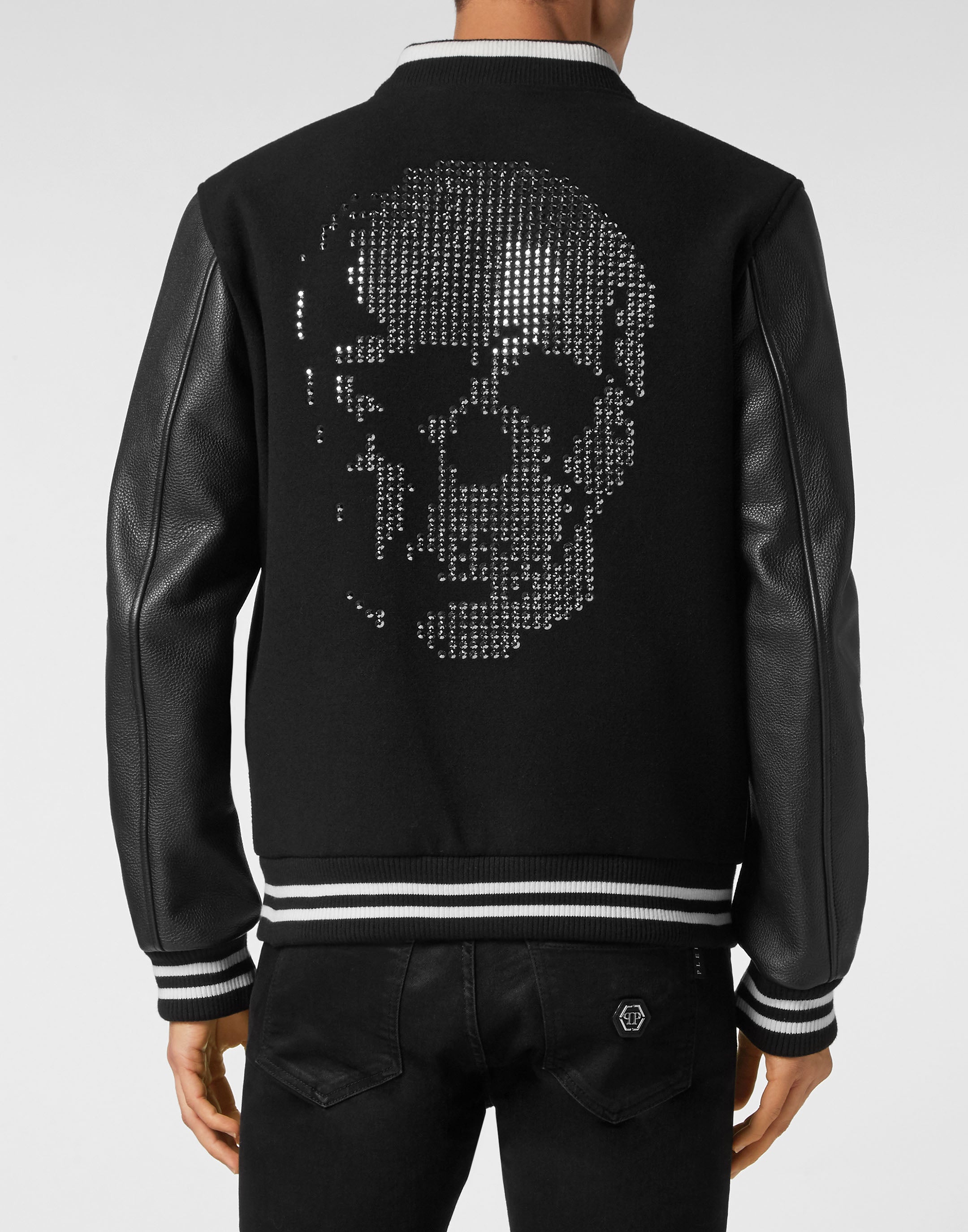 Куртка-бомбер с рукавами из оленьей кожи и черепом со стразами PHILIPP PLEIN, черный
Куртка-бомбер с рукавами из оленьей кожи и черепом со стразами PHILIPP PLEIN, черный