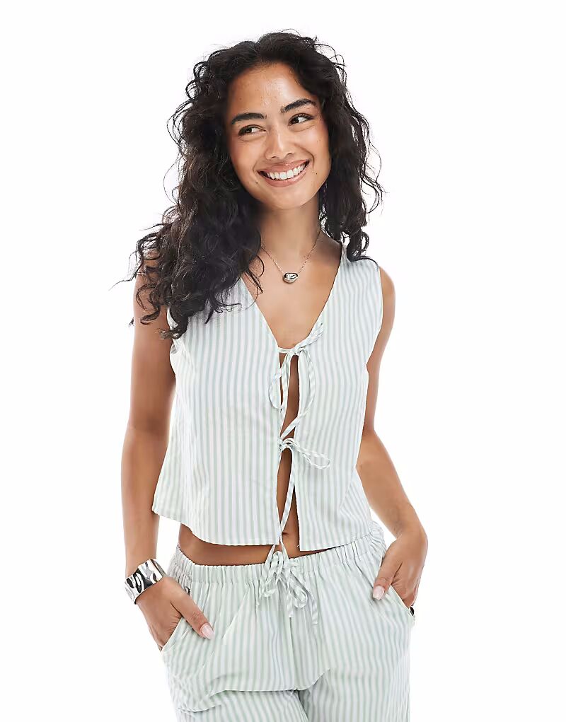 Жилет с завязкой спереди в полоску шалфея Daisy Street
Жилет с завязкой спереди в полоску шалфея Daisy Street