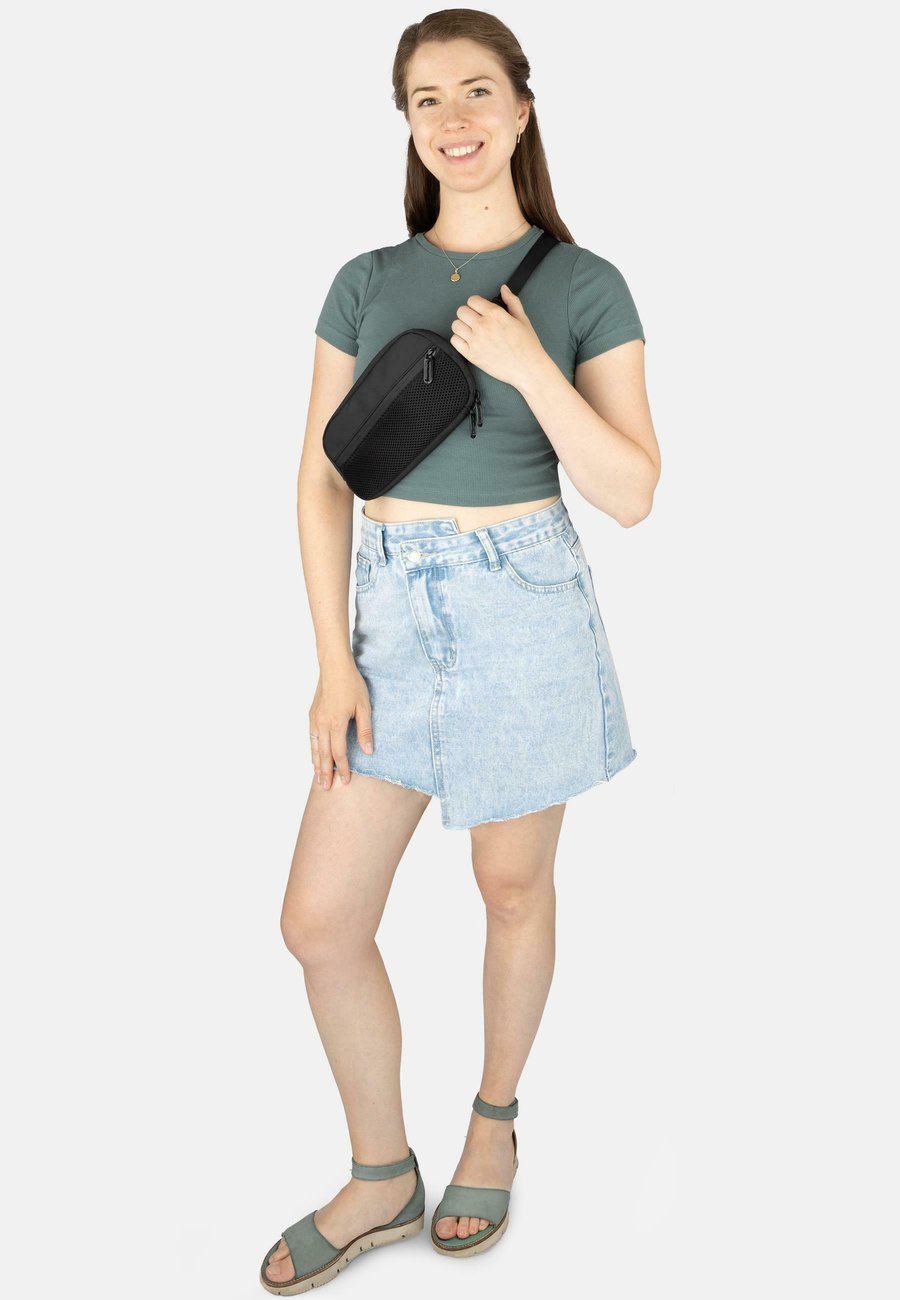 Сумка кросс-боди Normani REISEPASS BRUSTTASCHE MIT GURT, Schwarz/Black
Сумка кросс-боди Normani REISEPASS BRUSTTASCHE MIT GURT, Schwarz/Black