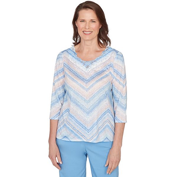 Женский топ с V-образным принтом и кружевной отделкой Alfred Dunner
Женский топ с V-образным принтом и кружевной отделкой Alfred Dunner