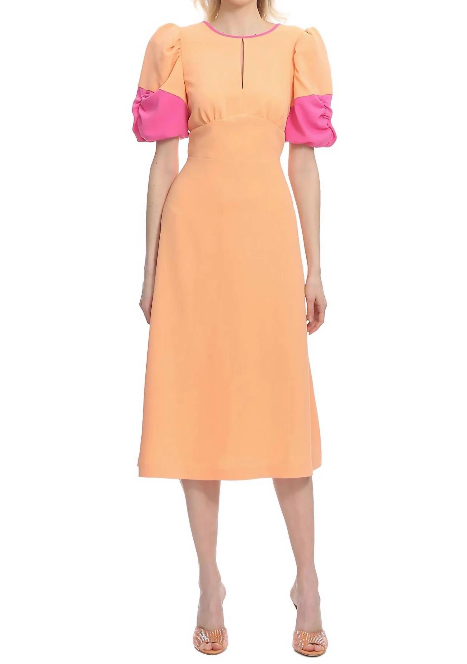 Пышное платье-трапеция с контрастными плечами персикового цвета EXQUISE 
Пышное платье-трапеция с контрастными плечами персикового цвета EXQUISE