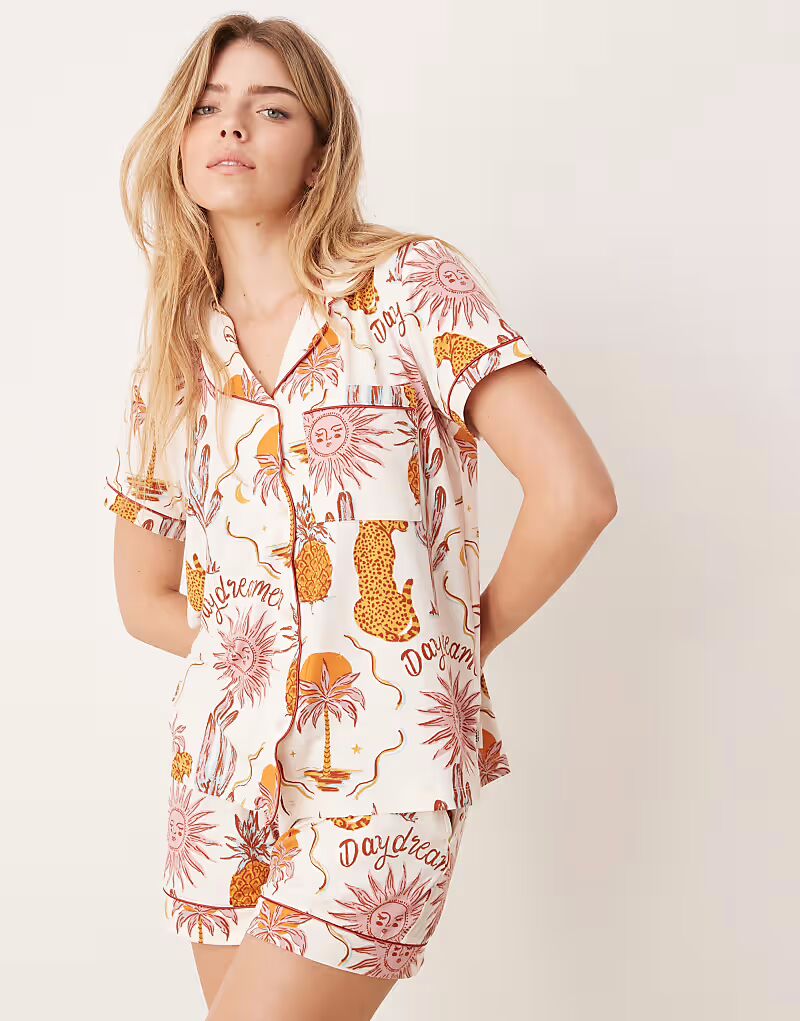 Полиэстеровый комплект с короткими рукавами Chelsea Peers и шортами в райском стиле с принтом 
Полиэстеровый комплект с короткими рукавами Chelsea Peers и шортами в райском стиле с принтом