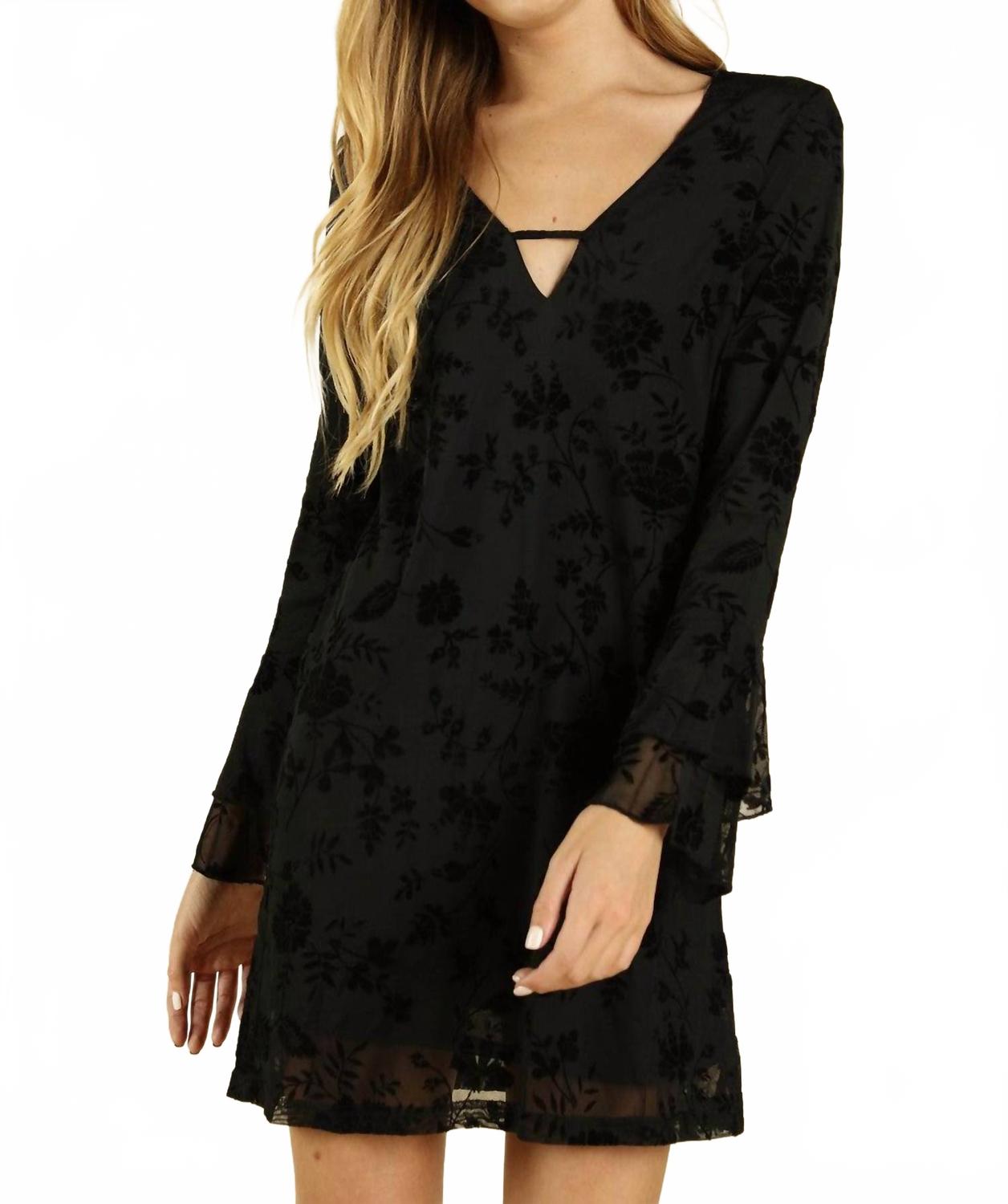 Черное платье с цветочным узором и эффектом выгоревшего бархата Honey Punch
Черное платье с цветочным узором и эффектом выгоревшего бархата Honey Punch