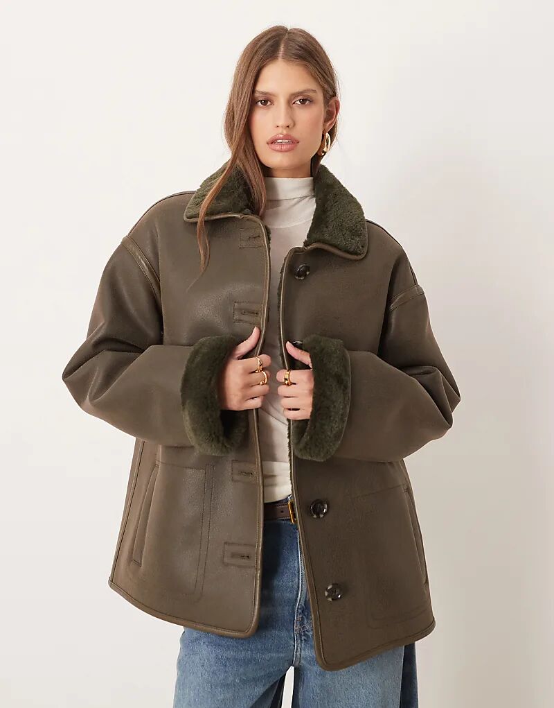 Двусторонняя куртка Mango из искусственного меха цвета хаки
Двусторонняя куртка Mango из искусственного меха цвета хаки