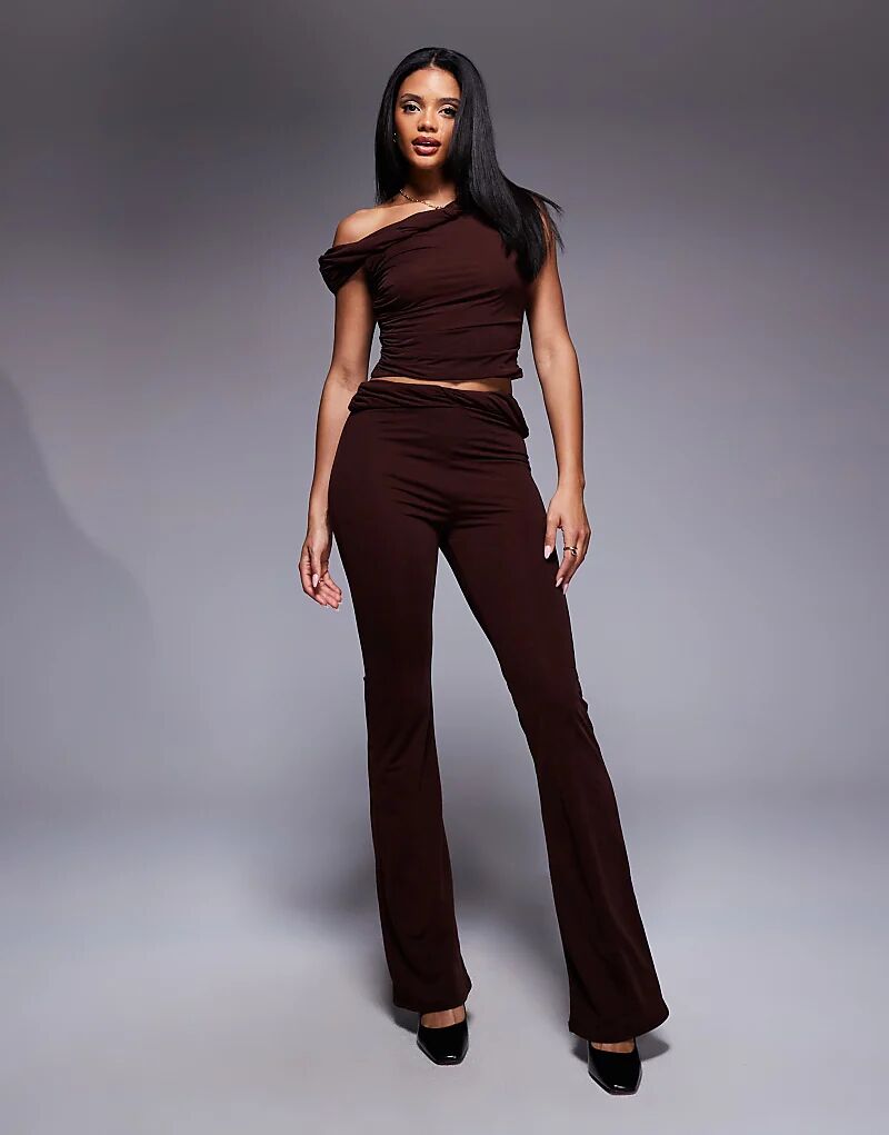 Брюки-клеш с перекрученной талией ASOS DESIGN шоколадного цвета, сочетаемые между собой
Брюки-клеш с перекрученной талией ASOS DESIGN шоколадного цвета, сочетаемые между собой