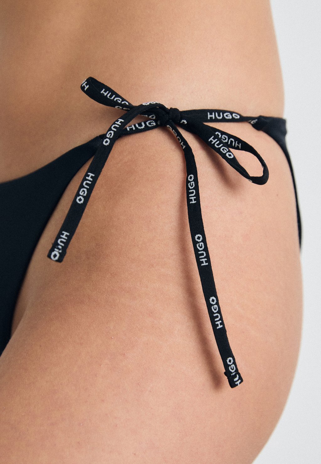 Плавки бикини PURE SIDE TIE HUGO, черный
Плавки бикини PURE SIDE TIE HUGO, черный