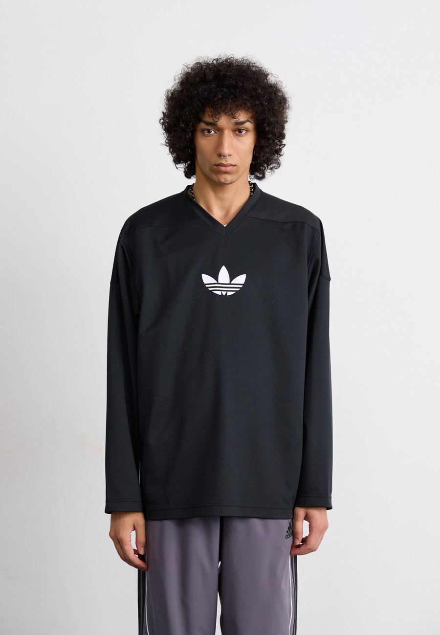 Топ Adidas Originals Long sleeved top, Black/White/Black
Топ Adidas Originals Long sleeved top, Black/White/Black