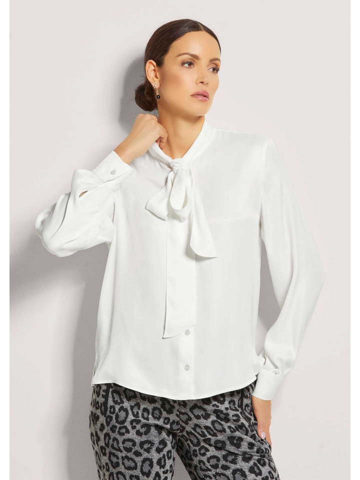 MADELEINE Атласная блузка с завязками на шее белого цвета
MADELEINE Атласная блузка с завязками на шее белого цвета