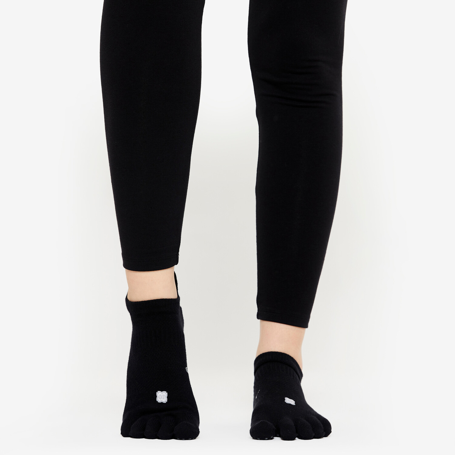 Нескользящие носки для йоги - черные Kimjaly
Нескользящие носки для йоги - черные Kimjaly