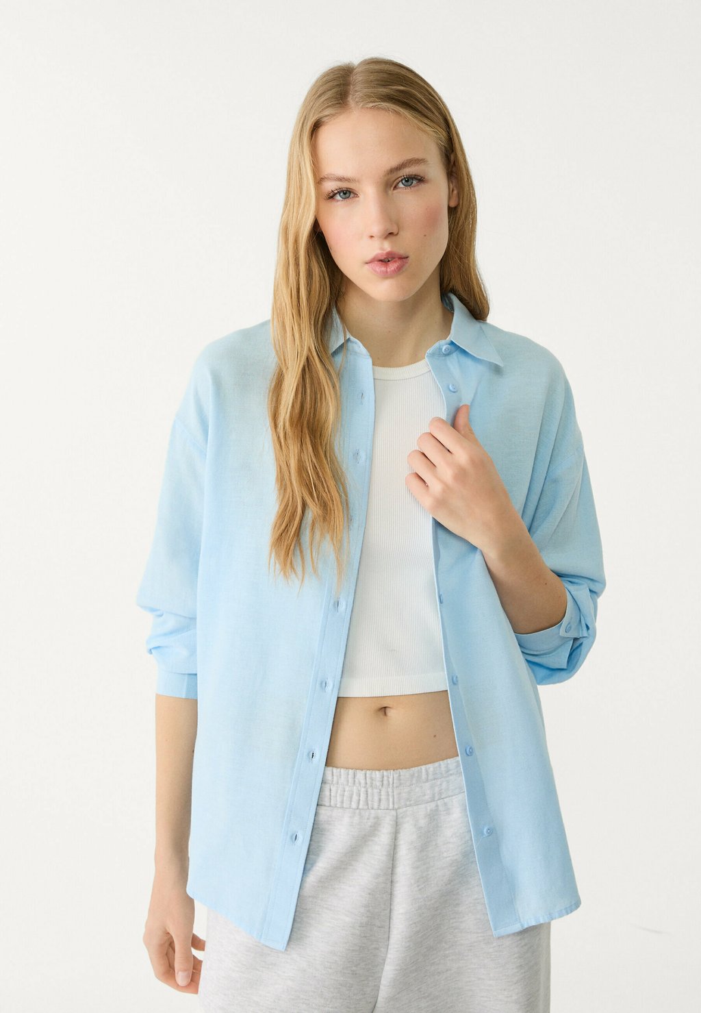 Блузка на пуговицах RUSTIKALES DAILY Stradivarius, синий
Блузка на пуговицах RUSTIKALES DAILY Stradivarius, синий