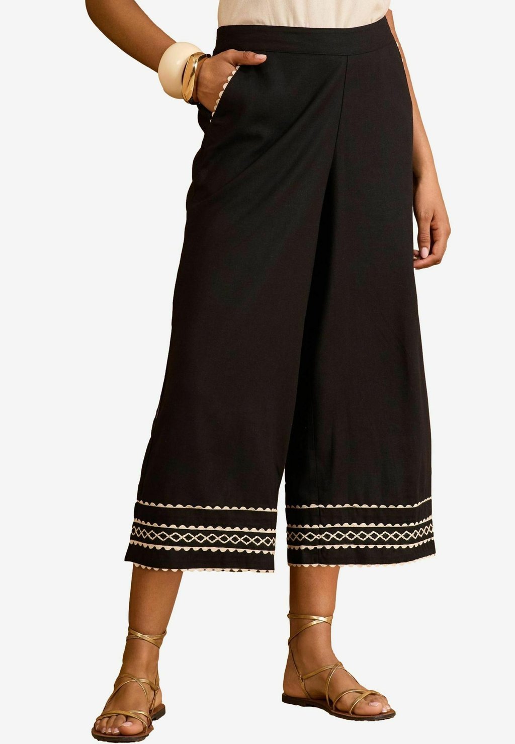 Брюки Love & Roses, черный
Брюки Love & Roses, черный