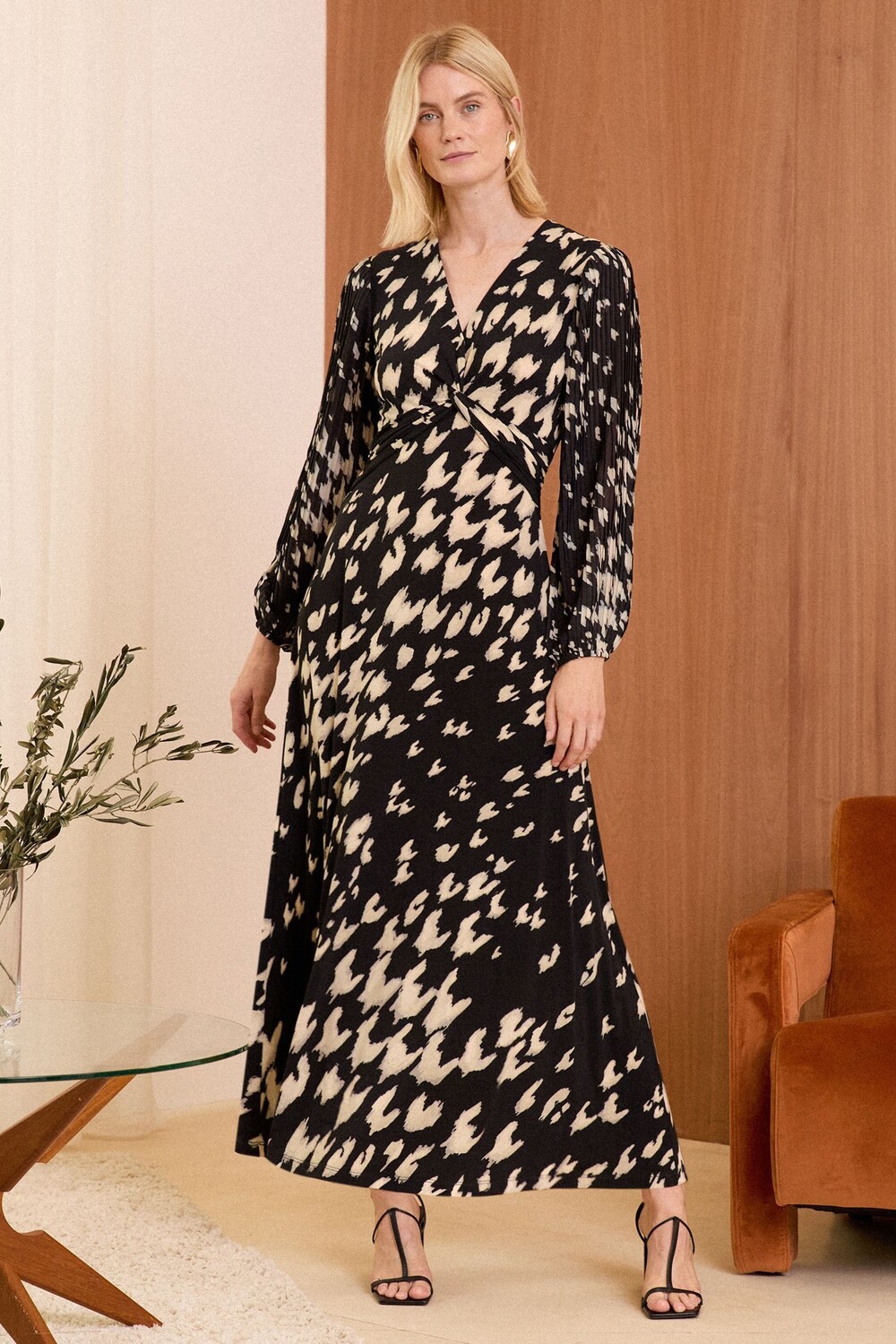 Платье миди из шифона с закрученными спереди рукавами Love & Roses, черный
Платье миди из шифона с закрученными спереди рукавами Love & Roses, черный