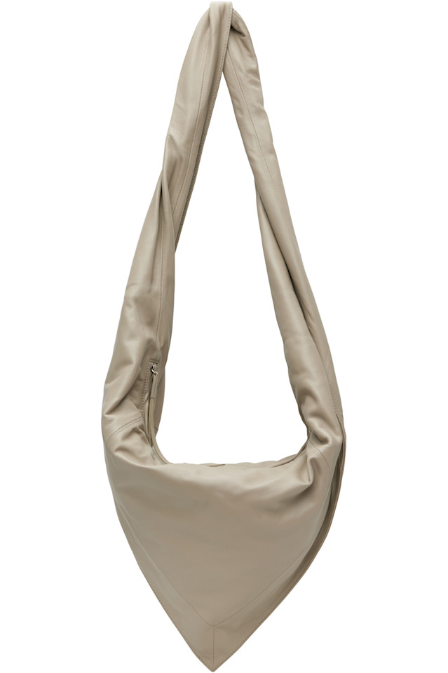 Lemaire Шарф цвета таупе, маленькая сумочка
Lemaire Шарф цвета таупе, маленькая сумочка