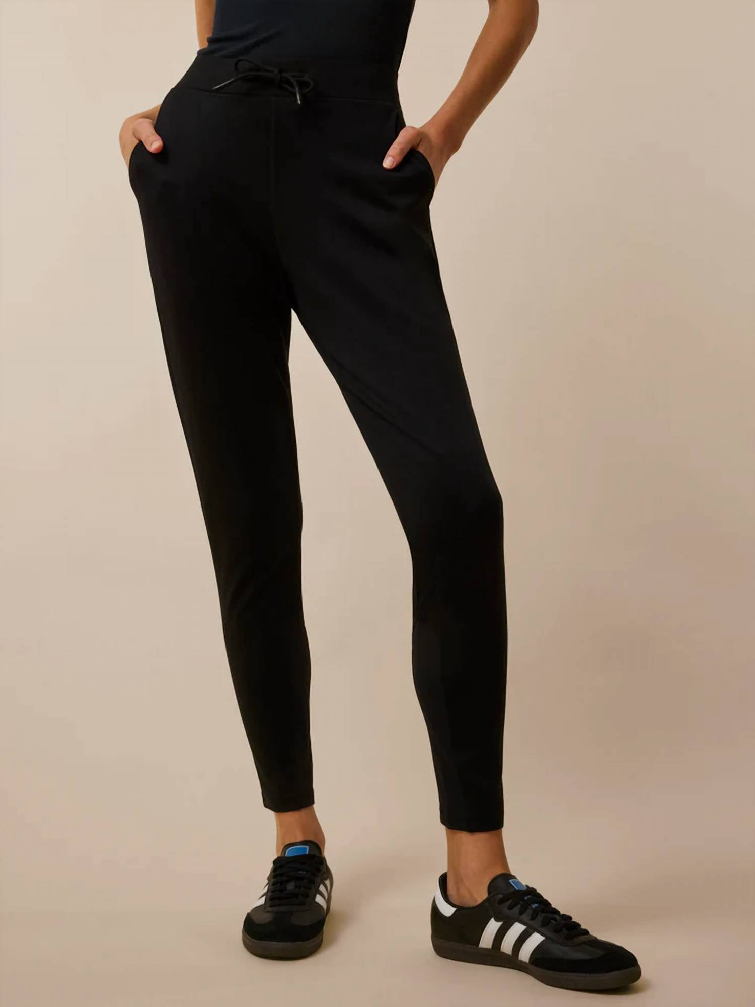 Scarlett Sequoia Джоггеры в цвете Shepherd Greyson Clothiers, Shepherd
Scarlett Sequoia Джоггеры в цвете Shepherd Greyson Clothiers, Shepherd