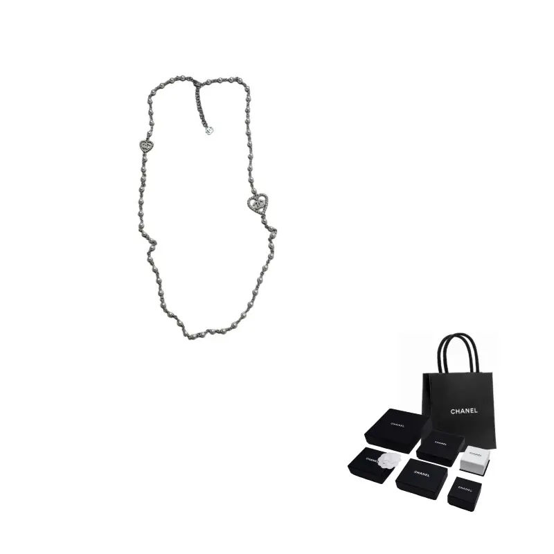CHANEL Серебряное колье Double C для женщин
CHANEL Серебряное колье Double C для женщин