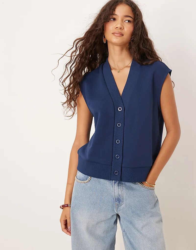 Толстовка ASOS DESIGN из ткани без рукавов, жилет на пуговицах, темно-синего цвета
Толстовка ASOS DESIGN из ткани без рукавов, жилет на пуговицах, темно-синего цвета