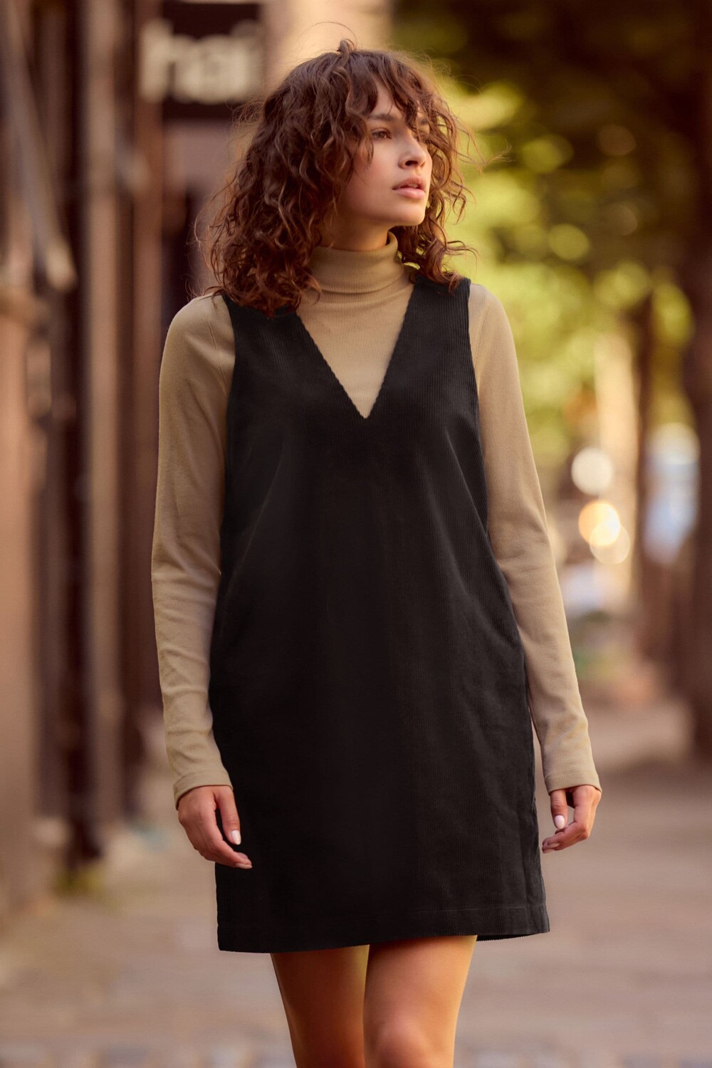 Вельветовое мини платье с короткими рукавами Next, черный
Вельветовое мини платье с короткими рукавами Next, черный