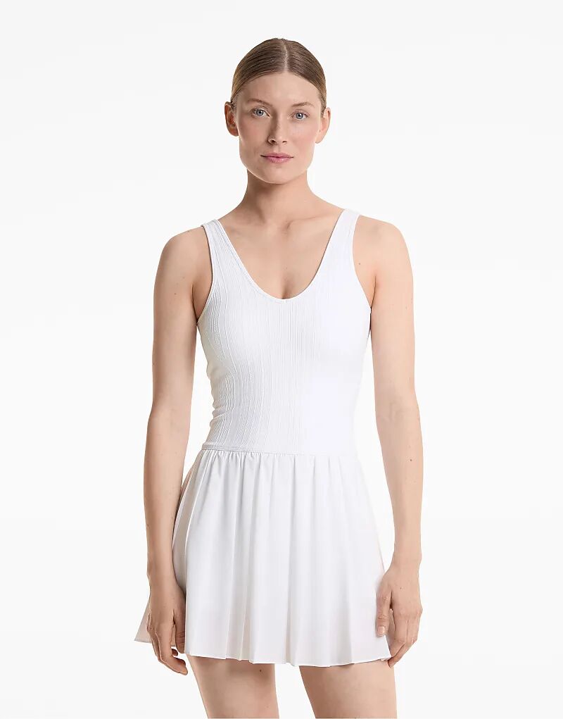 Короткое плиссированное платье Oysho в кремово-белом цвете
Короткое плиссированное платье Oysho в кремово-белом цвете