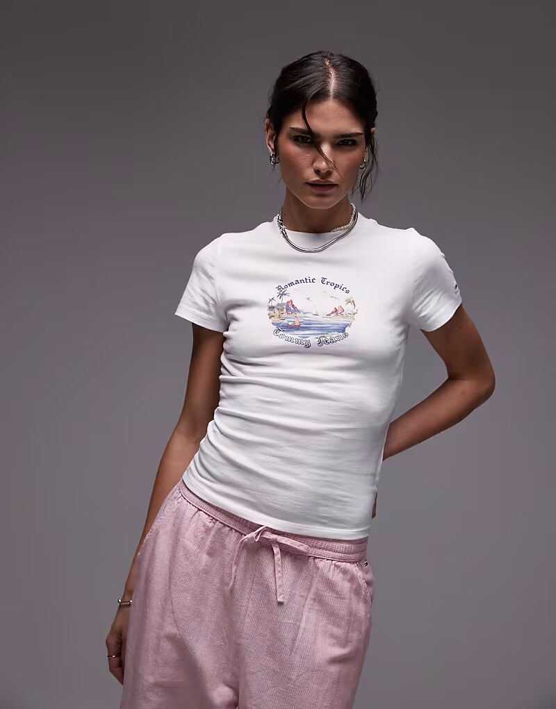 Футболка Tommy Jeans с романтическим тропическим принтом белого цвета
Футболка Tommy Jeans с романтическим тропическим принтом белого цвета