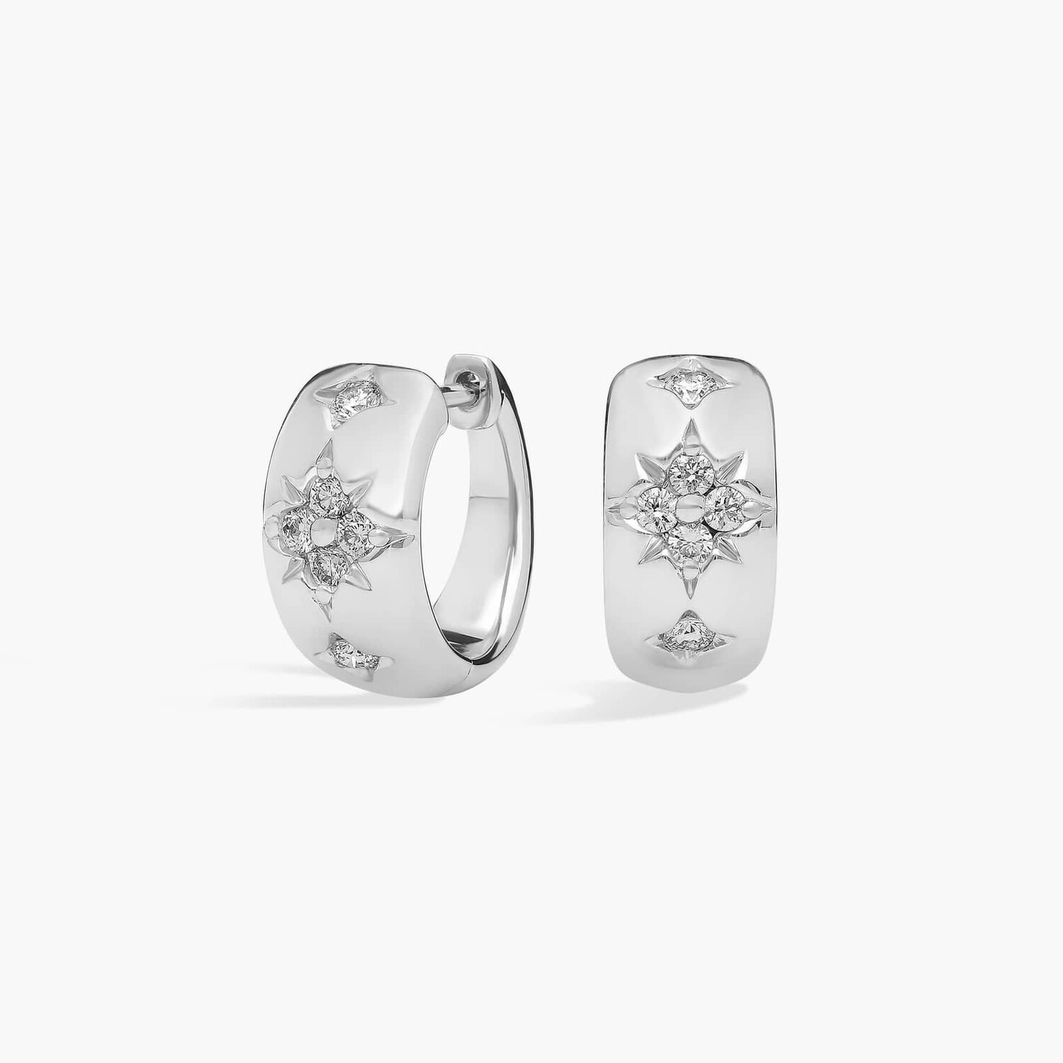 Широкие серьги Huggie с бриллиантовым мерцанием из белого золота 14 карат (1/4 карата) Blue Nile 
Широкие серьги Huggie с бриллиантовым мерцанием из белого золота 14 карат (1/4 карата) Blue Nile