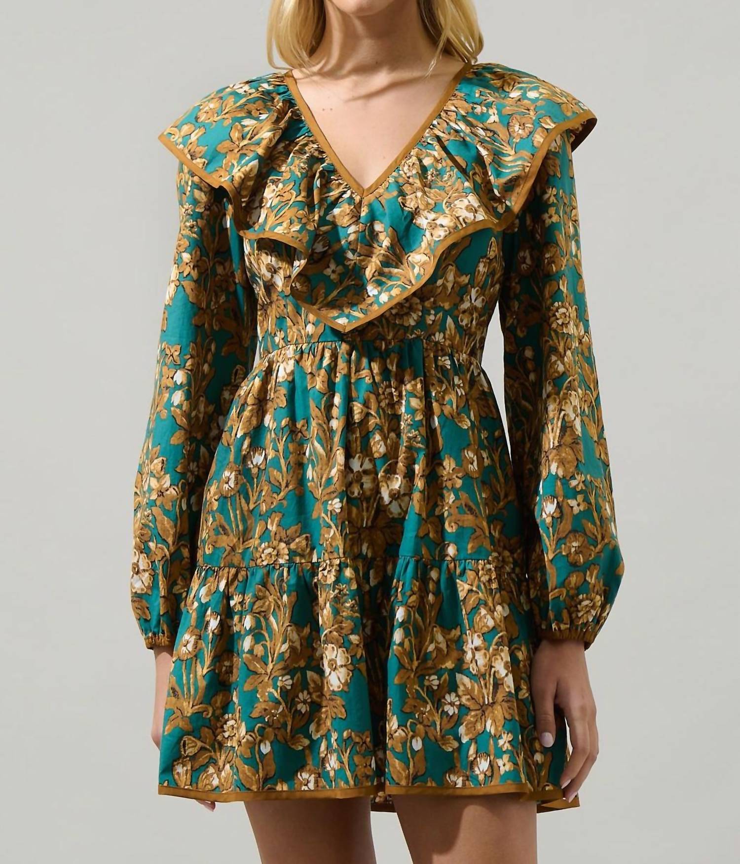 Мини-платье с цветочным узором и V-образным вырезом в изумрудном цвете SUGARLIPS, цвет emerald multi
Мини-платье с цветочным узором и V-образным вырезом в изумрудном цвете SUGARLIPS, цвет emerald multi