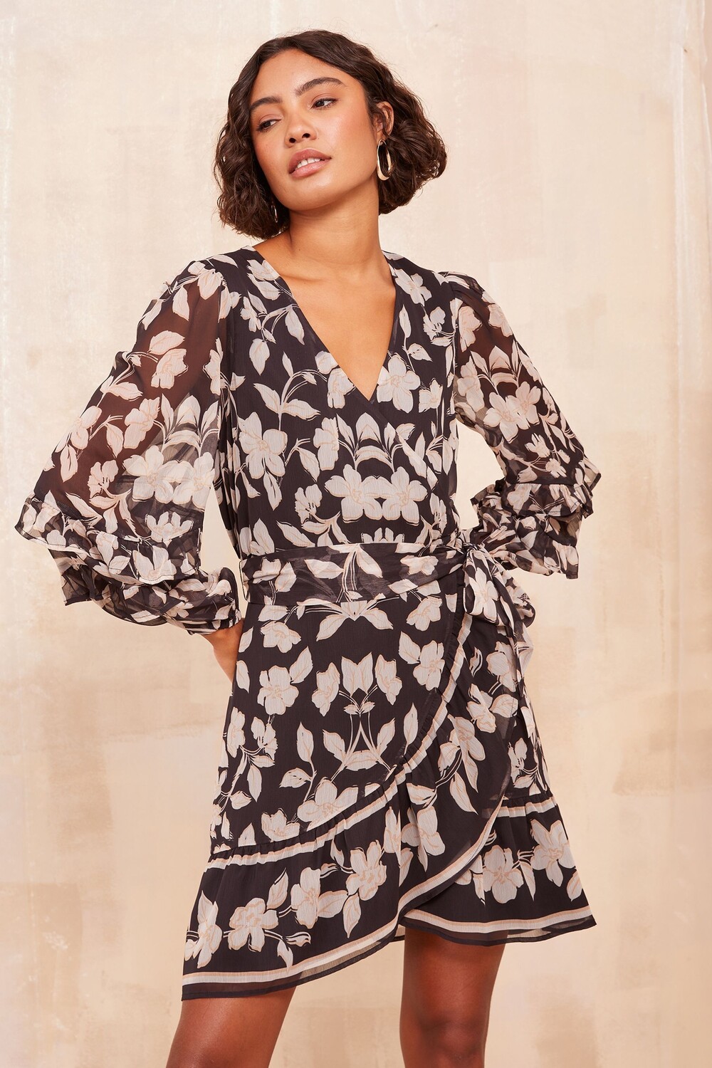 Мини платье с запахом и оборками из шифона Friends Like These, бежевый
Мини платье с запахом и оборками из шифона Friends Like These, бежевый