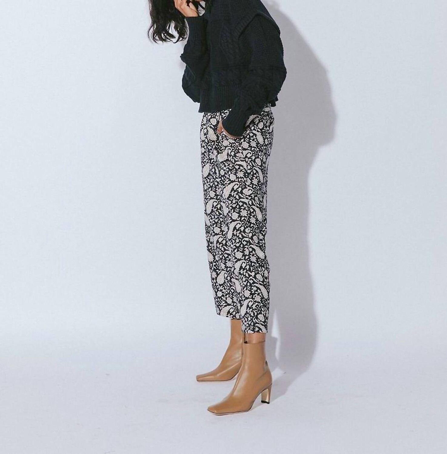 Дана Брюк в Пейсли Cleobella
Дана Брюк в Пейсли Cleobella