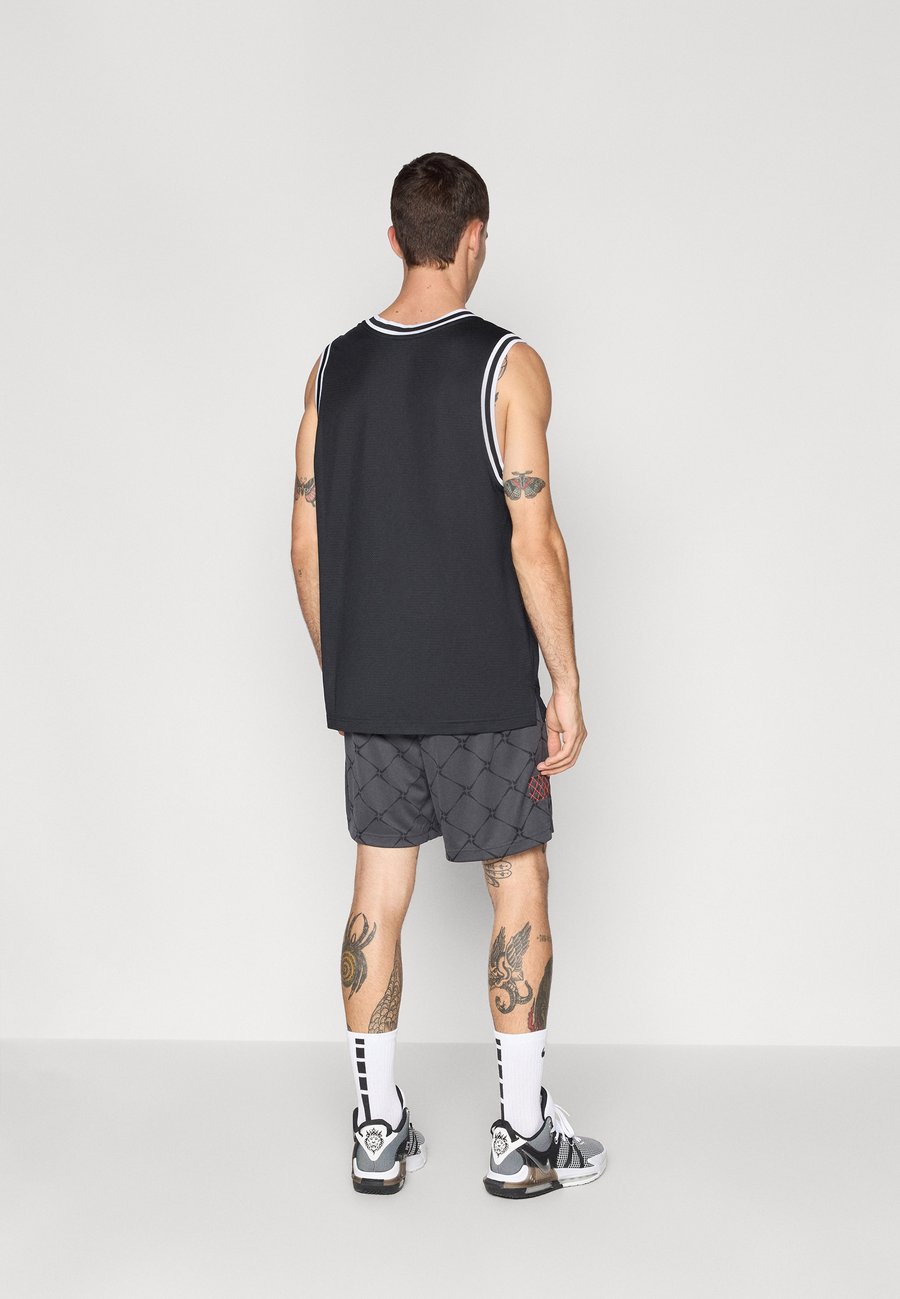 Спортивные шорты Nike Performance SHORT STREET, Anthracite/Black/Anthracite
Спортивные шорты Nike Performance SHORT STREET, Anthracite/Black/Anthracite