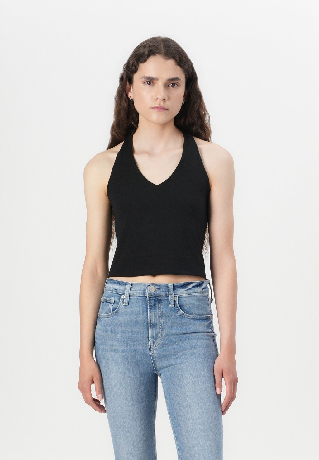 Топ CROP HALTER GAP, черный
Топ CROP HALTER GAP, черный