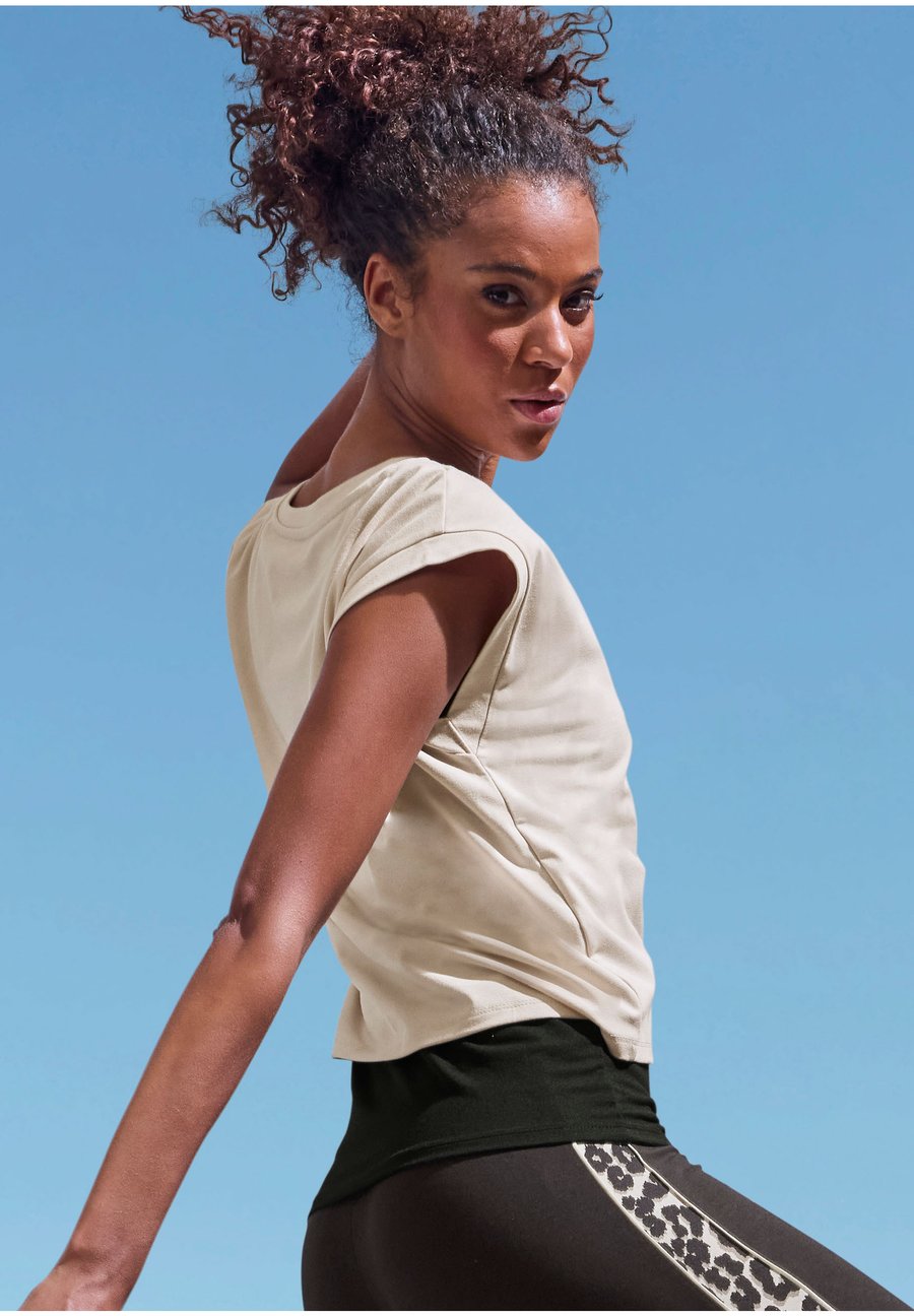 Футболка LASCANA Active Basic T-shirt, Beige Schwarz/Black, Черный, Футболка LASCANA Active Basic T-shirt, Beige Schwarz/Black
Футболка LASCANA Active Basic T-shirt, Beige Schwarz/Black, Черный, Футболка LASCANA Active Basic T-shirt, Beige Schwarz/Black