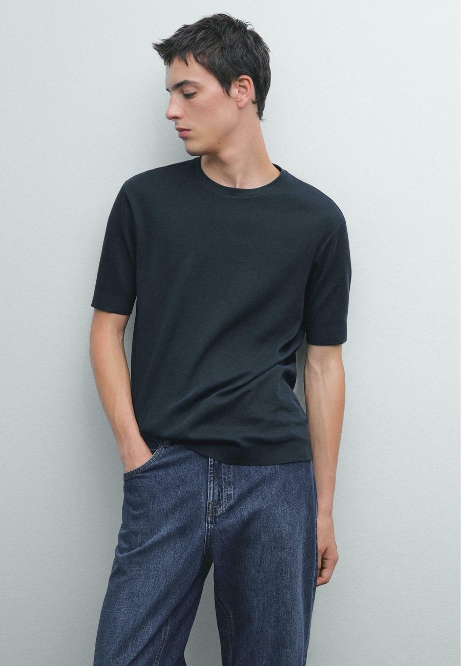 Футболка Massimo Dutti CREW NECK WITH RIBBED TRIMS, Dark Blue
Футболка Massimo Dutti CREW NECK WITH RIBBED TRIMS, Dark Blue