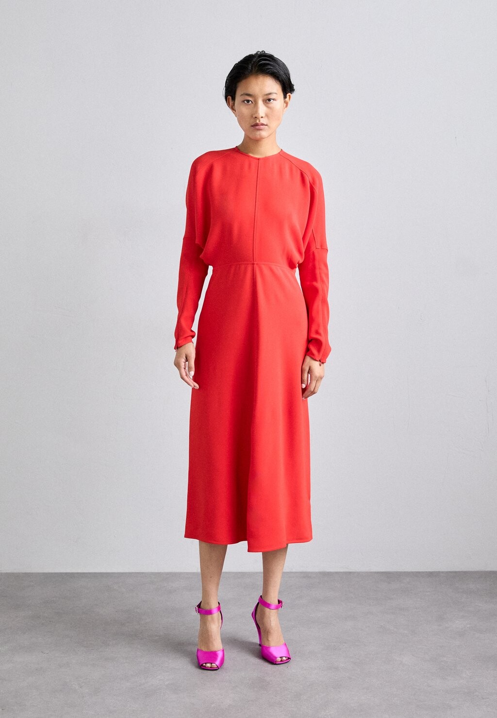 Коктейльное/праздничное платье DOLMAN MIDI DRESS Victoria Beckham, красный 
Коктейльное/праздничное платье DOLMAN MIDI DRESS Victoria Beckham, красный