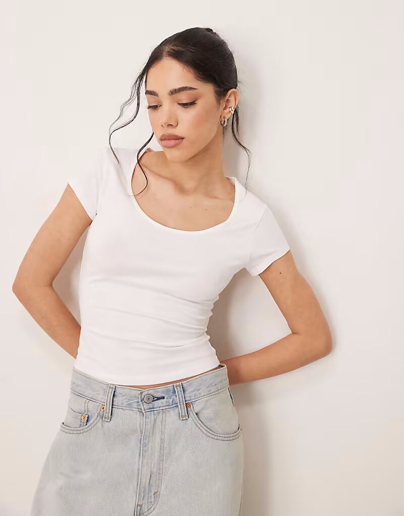 Футболка ASOS DESIGN с круглым вырезом и рукавами-крылышками белого цвета 
Футболка ASOS DESIGN с круглым вырезом и рукавами-крылышками белого цвета