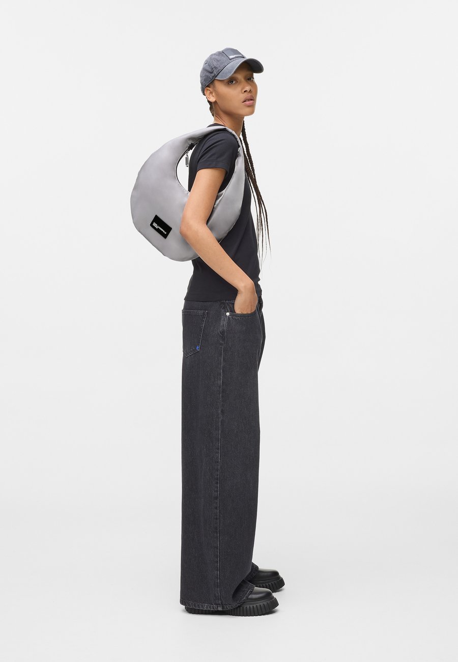 Сумка Karl Lagerfeld Jeans GLOSSY, Silver/Silver-Coloured
Сумка Karl Lagerfeld Jeans GLOSSY, Silver/Silver-Coloured