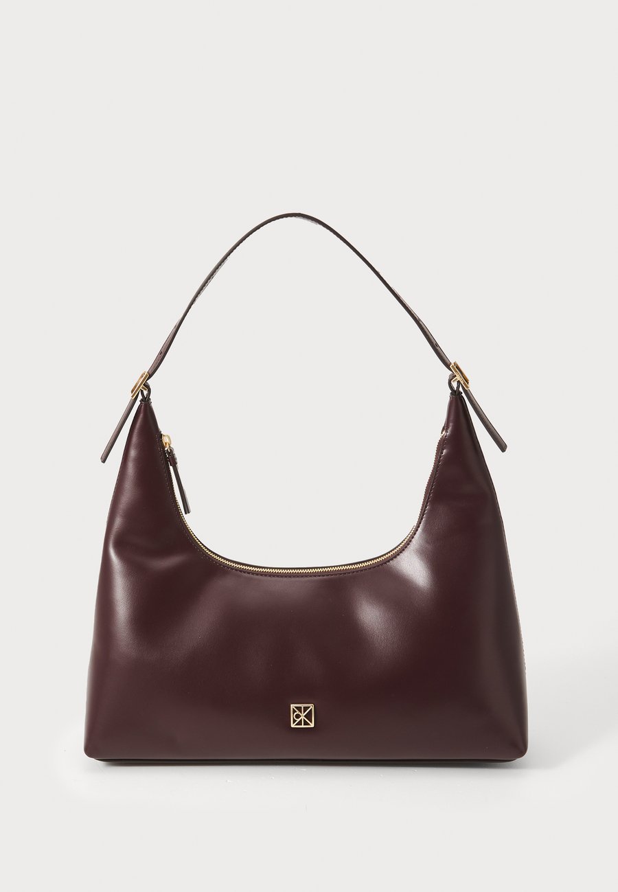 Сумка-шоппер Calvin Klein EMBLEM LEATHER SHOULDER BAG, Fudge/Dark Brown
Сумка-шоппер Calvin Klein EMBLEM LEATHER SHOULDER BAG, Fudge/Dark Brown
