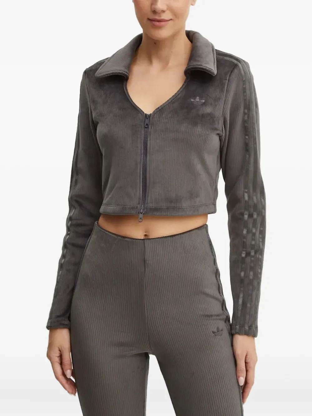 Толстовка на молнии из ребристого велюра adidas, серый
Толстовка на молнии из ребристого велюра adidas, серый