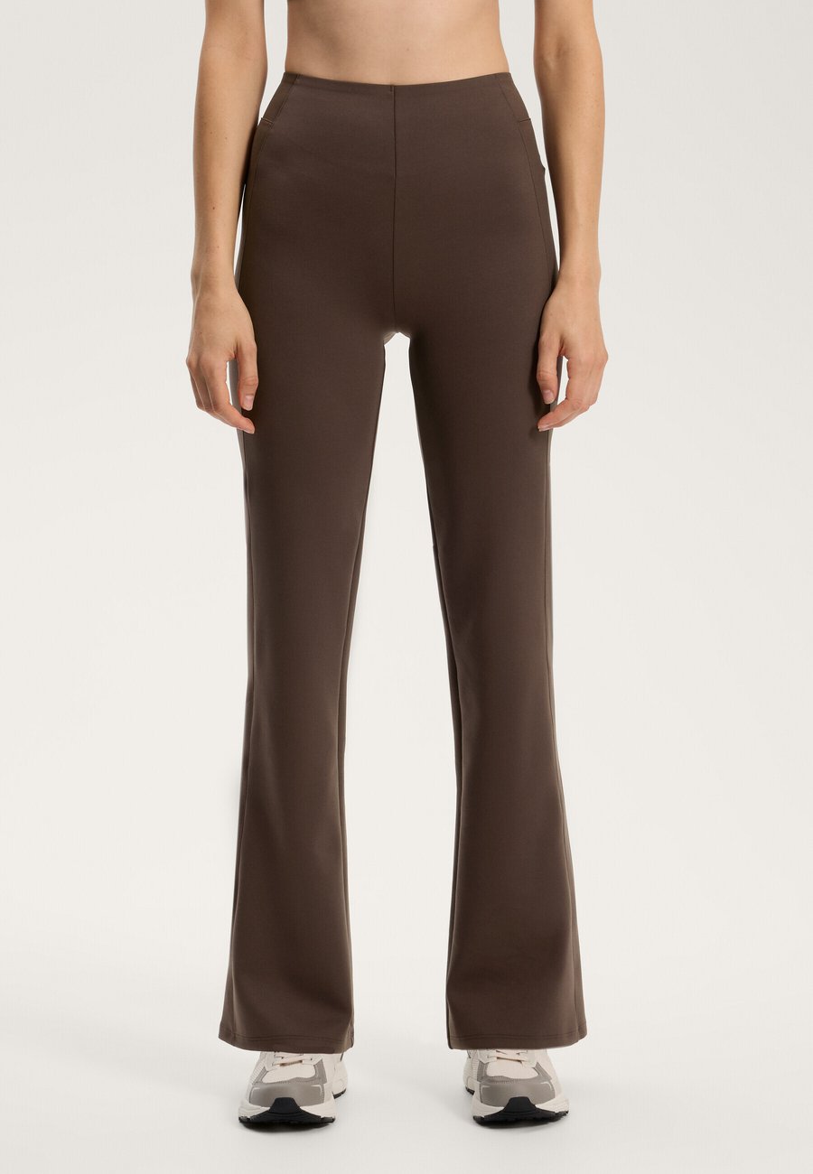Брюки OYSHO NEOPRENE-EFFECT RISE FLARE , Brown
Брюки OYSHO NEOPRENE-EFFECT RISE FLARE , Brown