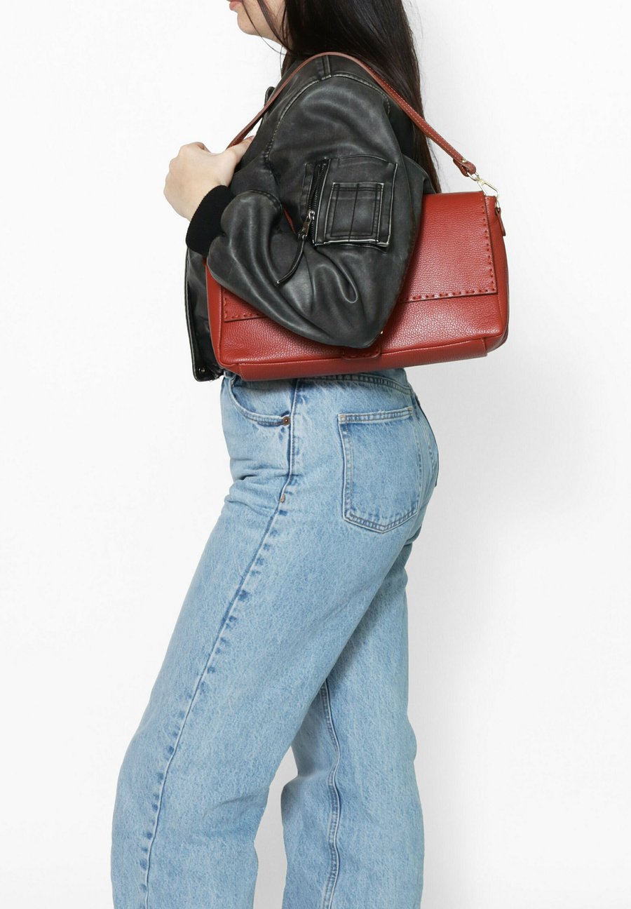 Сумка Chiara Ferretti SHOULDER, D Mattone/Orange
Сумка Chiara Ferretti SHOULDER, D Mattone/Orange